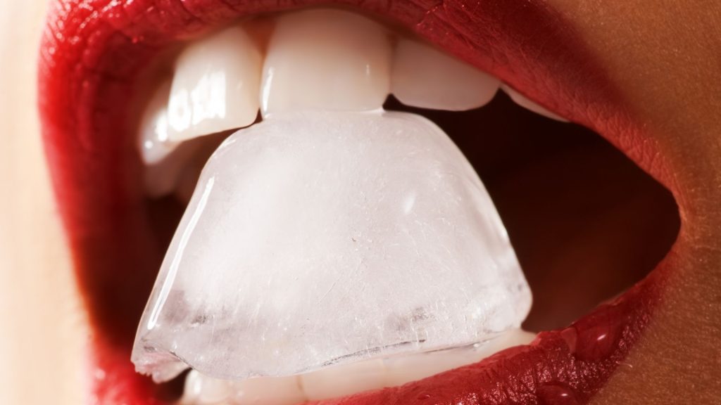 Hábitos nocturnos que destruyen tu salud bucal hielo