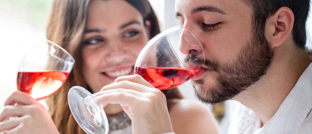 limpiar tus dientes después de vino tinto chica enamorada