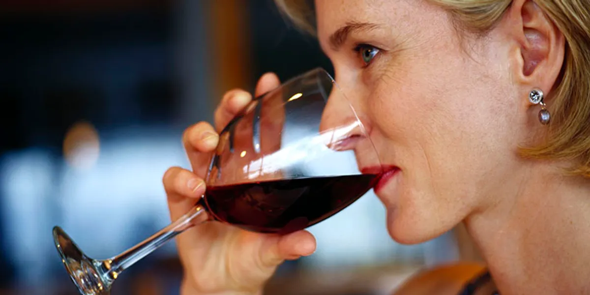 ¿Por Qué el Vino Tinto Mancha los Dientes?