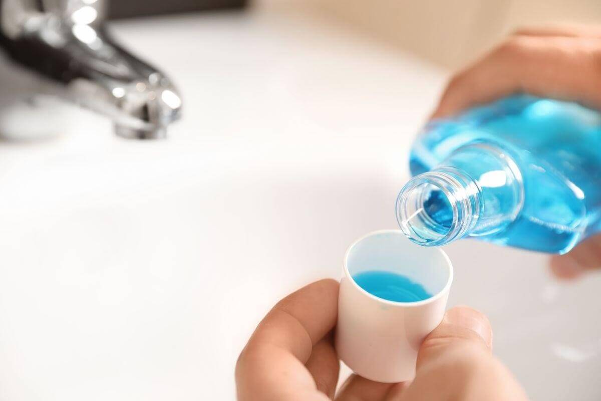 Uso del hilo dental y enjuague bucal