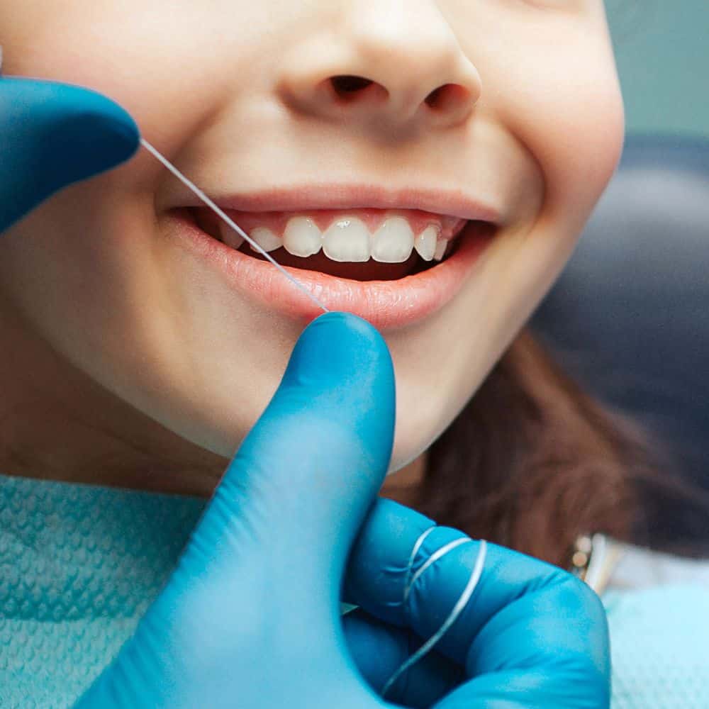 Uso del Hilo Dental y Otros Complementos
