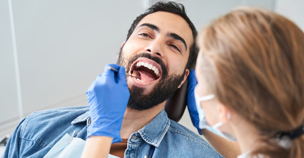 cuidado dental atención a nuestra sonrisa chico boca abierta