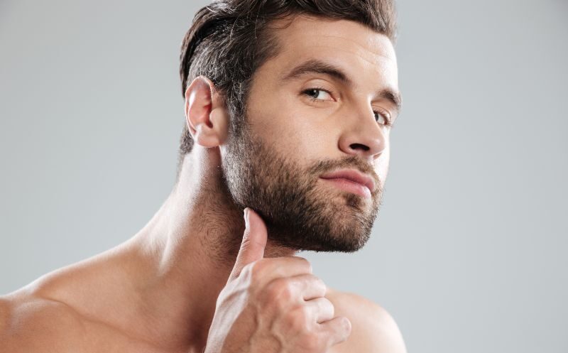 Masculinización facial tocando barba