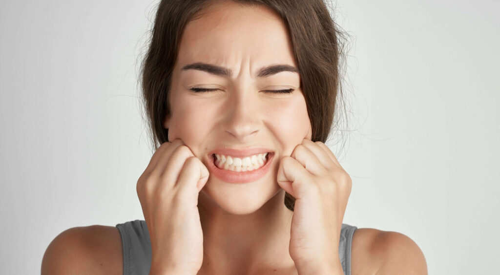 Bruxismo por qué aprietas los dientes por la noche y cómo tratarlo mujer